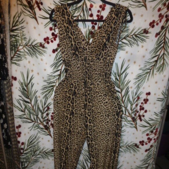 Peachy  Girl Cheetah animal print V- neck jumpsuit Size S/M - Picture 1 of 14